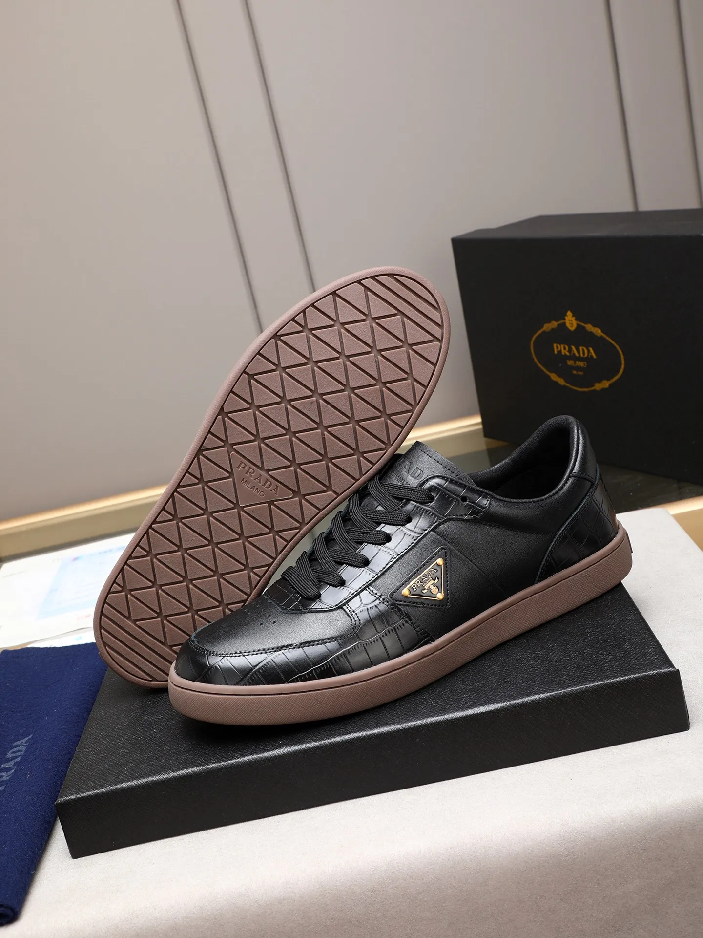 Men's shoes💰420💰 Brand: PRADA (Prada) Standard code: Men's code 38–44 (45 can be customized) Material: Original cowhide, breathable sheep lining Special outsole Style category: Men's fashionable casual sneakers Low-key luxury! Color: actual picture color